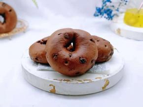 巧克力贝果表皮有韧性，有嚼劲