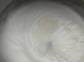 蛋白细腻有少量鱼眼泡，再加入第三次细砂糖，打发至硬性发泡。