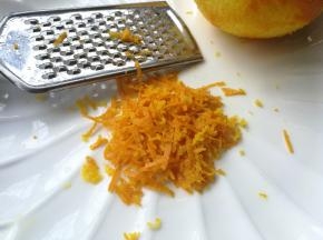 准备好所有材料，橙皮清洗干净用刨丝器刨好备用。