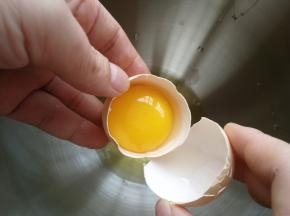 蛋白跟蛋黄分开分别放入无水无油的容器中。