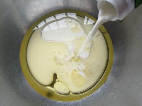 玉米油倒入盆中再倒入牛奶，搅拌至油跟牛奶混合。