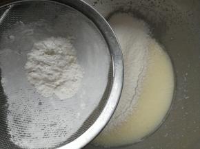 筛入85克的低筋面粉，搅拌均匀。