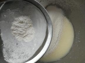 筛入85克的低筋面粉，搅拌均匀。