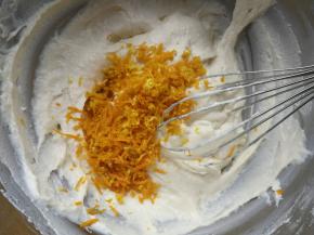 再加入橙皮轻轻搅拌混合均匀。