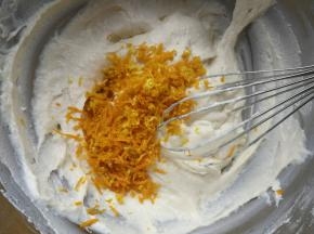 再加入橙皮轻轻搅拌混合均匀。