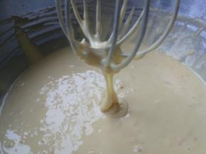 最后混合好的蛋黄面糊状态，手动打蛋器提起面糊滴落不断，纹路不易消失。