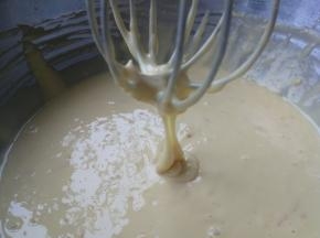 最后混合好的蛋黄面糊状态，手动打蛋器提起面糊滴落不断，纹路不易消失。