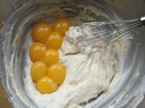 再把蛋黄放入面糊中轻轻搅拌均匀。
