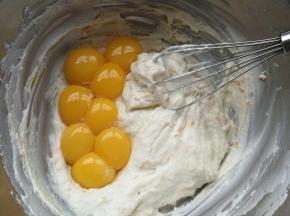 再把蛋黄放入面糊中轻轻搅拌均匀。