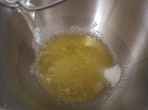 细砂糖分三次加入蛋白中，蛋白先打蛋器打一下有大鱼眼泡状，加入第一次细砂糖打发。