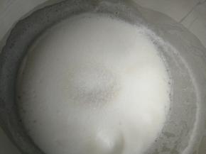 打至有少量的小鱼眼泡加入第二次的细砂糖打发。