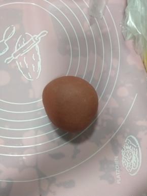 除了竹炭粉和红曲粉以外，全部材料放入面包机揉成光滑的面团，切105克面团揉入红曲粉，剩下的面团分成三个，一个揉进竹炭粉，一个揉进南瓜粉，剩下一个白面团