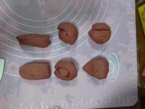 切3个35克面团，我上面是另外三个做了别的图案，一起拍的