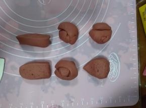 切3个35克面团，我上面是另外三个做了别的图案，一起拍的