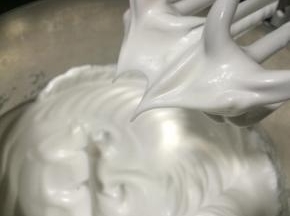 蛋白硬性发泡的状态，打蛋器提起， 蛋白霜形成小尖勾。