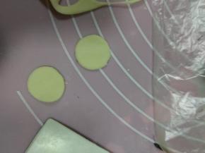 用圆形磨具压出圆圈