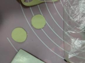 用圆形磨具压出圆圈