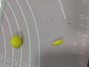 取一点黄色面团揉成长水滴