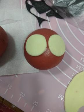 白色圆圈贴在正中间