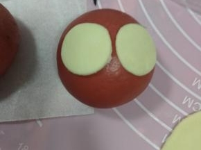 白色圆圈贴在正中间