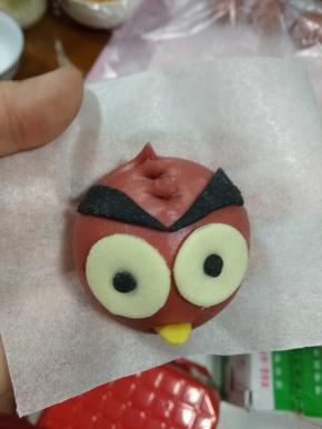 嘴巴在眼睛正中间的下面，用压面板压出横，在眉毛中间用剪刀剪三下