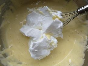 先取三分之一的蛋白霜，加入蛋黄糊中，用切拌手法混合搅拌均匀。
再把蛋黄糊倒入剩下的蛋白霜中，继续用切拌手法或上下搅拌手法轻轻搅拌混合均匀。