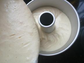 混合好的面糊倒入模具中，轻轻震两下震出小气泡。