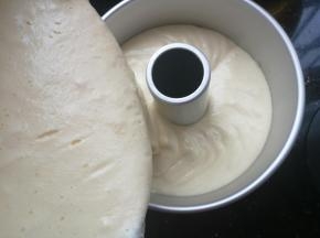 混合好的面糊倒入模具中，轻轻震两下震出小气泡。