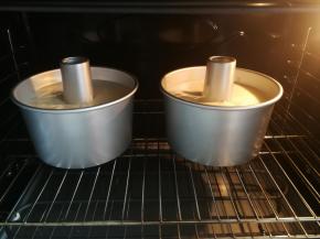 烤箱提前预热10分钟，上火160度，下火140度，中层，烘烤时间38分钟。