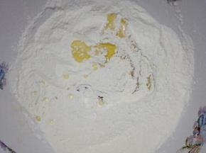 加入玉米油搅拌均匀