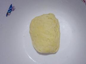 揉成略光滑面团，盖保鲜膜松弛20分钟