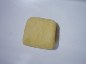 松弛好的面团揉搓排出空气