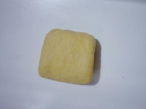 松弛好的面团揉搓排出空气