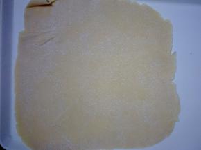 擀成厚度为1mm左右的薄饼(可撒适量干粉防粘)