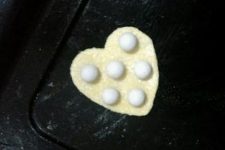 压上重石或者用叉子扎些小孔