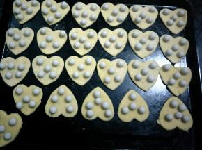 依次做好摆入烤盘中，每个之间留出一定的小距离