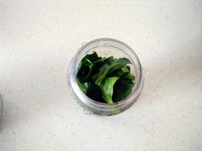 1取菠菜叶子洗净，切碎放入榨汁杯中加入清水，将菠菜打成汁，无需过筛。