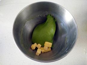 2将面团材料（除黄油外）放入搅拌桶搅打，面团打至可以拉出粗糙的膜，放入软化的黄油继续搅打。