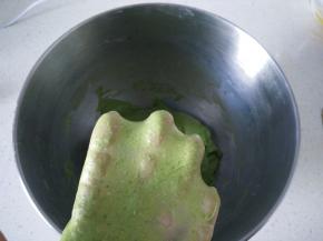 ​3将面团可以拉出薄膜，进行第一次发酵。