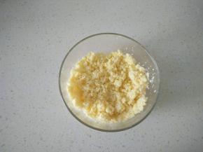 4发酵期间做椰蓉馅，将馅料部分全部混合均匀备用。