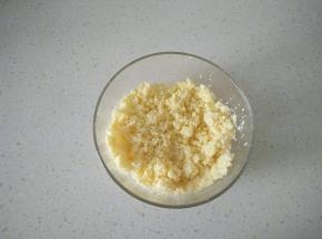 4发酵期间做椰蓉馅，将馅料部分全部混合均匀备用。