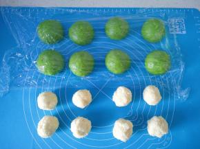 6把面团用手拍打排气，分割成8份，揉圆盖保鲜膜松弛15分钟，椰蓉馅也分次8份。