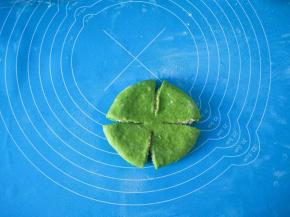 9将面团压扁，稍微擀开，用剪刀对称剪4刀，中间不要剪断。