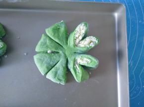 然后两个一组朝上翻转，切面朝上。