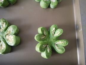 12再将四周稍微压扁，依次做好。