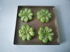 15烤好取出放在网架上晾凉。