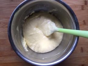 用搅拌刀翻拌均匀