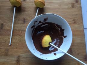 将蛋糕都沾上巧克力，撒上糖珠即可