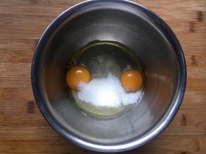 鸡蛋加入白砂糖