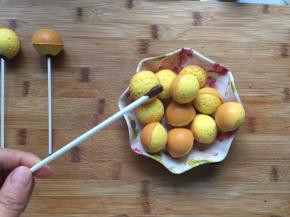 将巧克力隔热水融化，巧克力碗中不能有水，将棒沾上巧克力